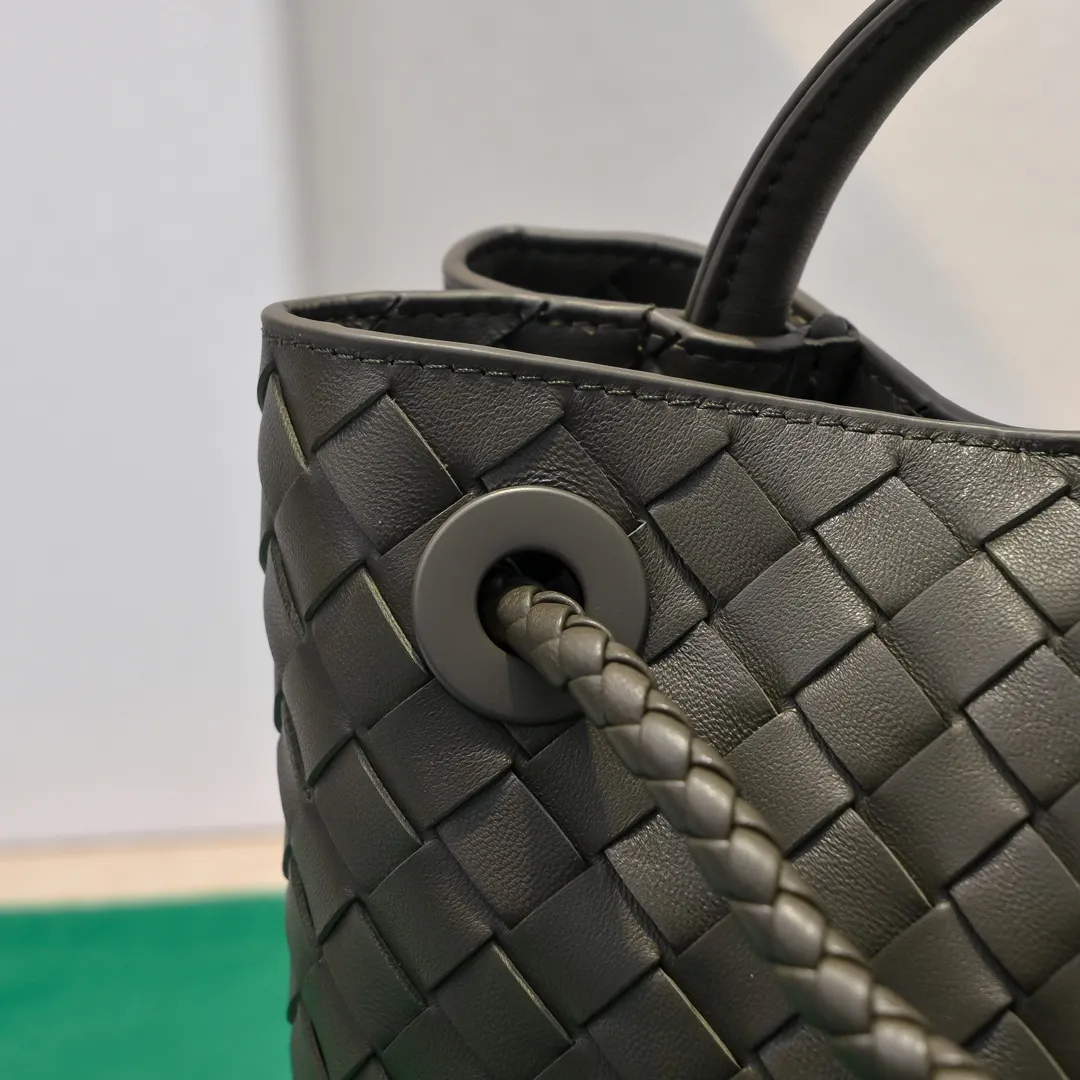 Batch 1860 B's 2023 spring and summer new model continues the brand's woven style with detailed metal knot switch buckles. This time, the shoulder straps are also made into tube weaves, showing different craftsmanship. The carrying method is versatile to create more different looks. Intrecciato woven leather small handbag, equipped with sliding crossbody strap. Internal compartments, including 1 zipper pocket and 2 open pockets with magnetic buckle closure. Size: 25*20*10cm, model: 7463#